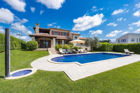 Villa De Flora with salt water pool & sea view near Fažana